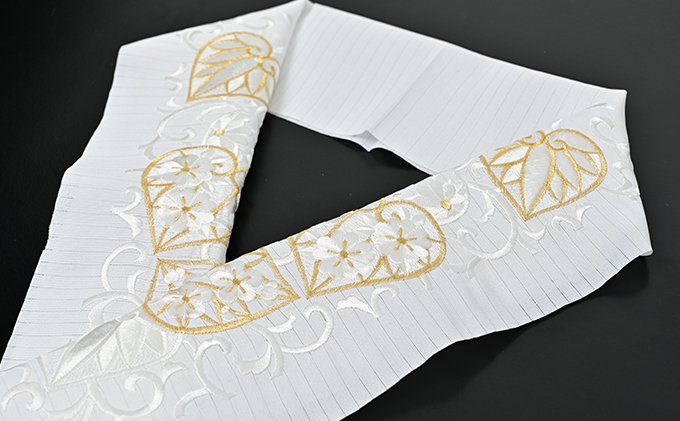 半衿　絽　夏物　白地に白と金の糸での刺繍　葵の柄   あおい