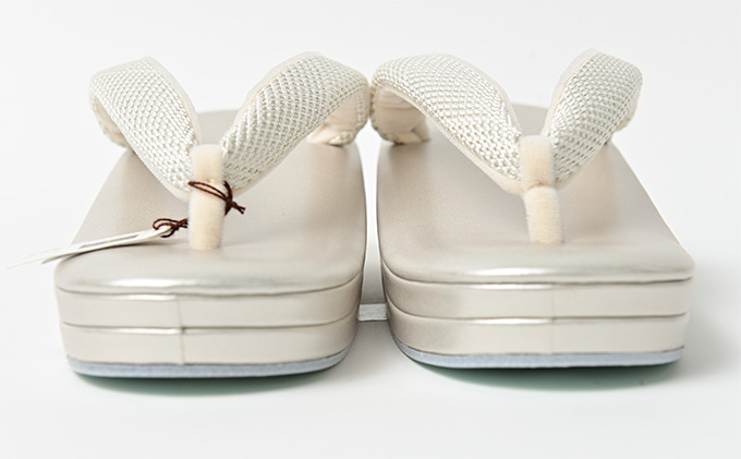 ぞうり　草履　シルバーの台　組織の花緒　三段　Ｍサイズ　お着物に　きもの