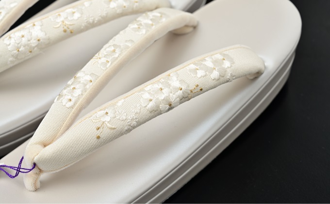 ぞうり　薄グレーの2段の台　小花の刺繍　Ｌサイズ