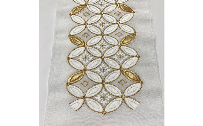 半衿　白地に白とゴールドの七宝繋ぎ柄　刺繍