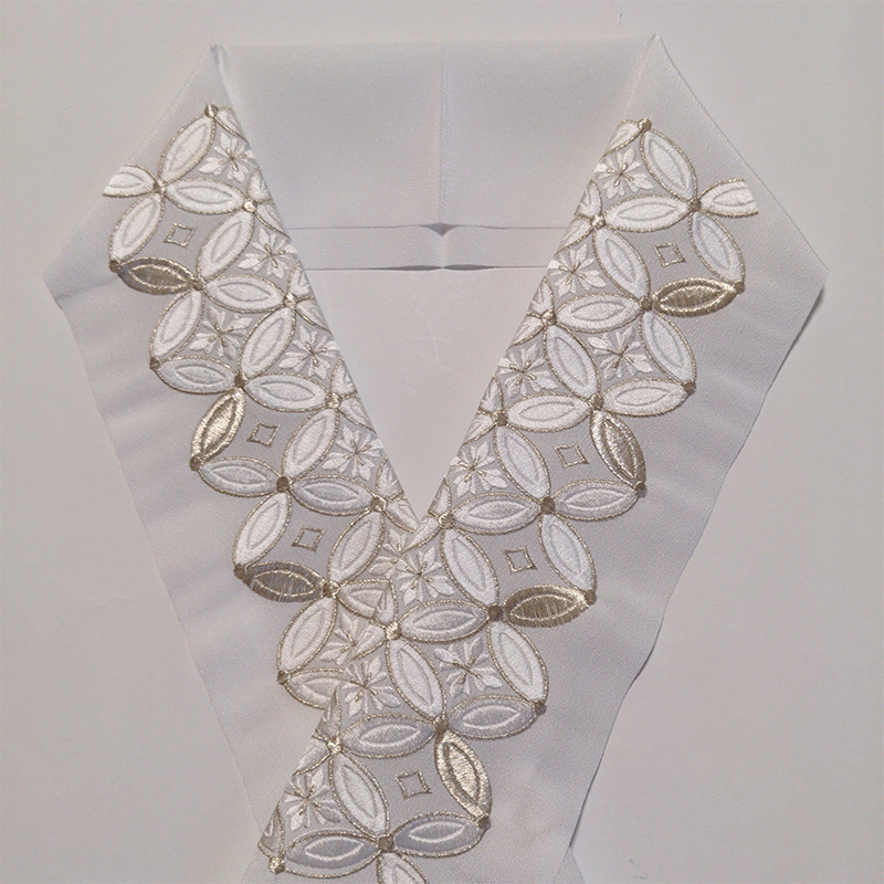 半衿　白地に白とシルバーの七宝繋ぎ柄　刺繍