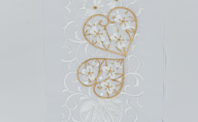 半衿　あおいの柄　ししゅう　白地に白と金の糸 刺繍