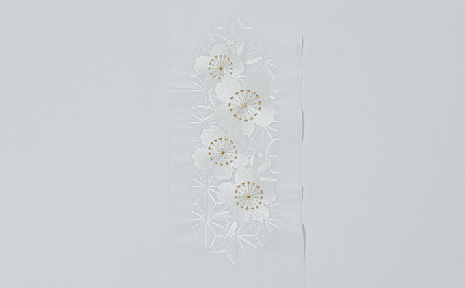 半衿　麻形に大輪の花　ししゅう　白地に白と金の糸 刺繍　半襟　着物用