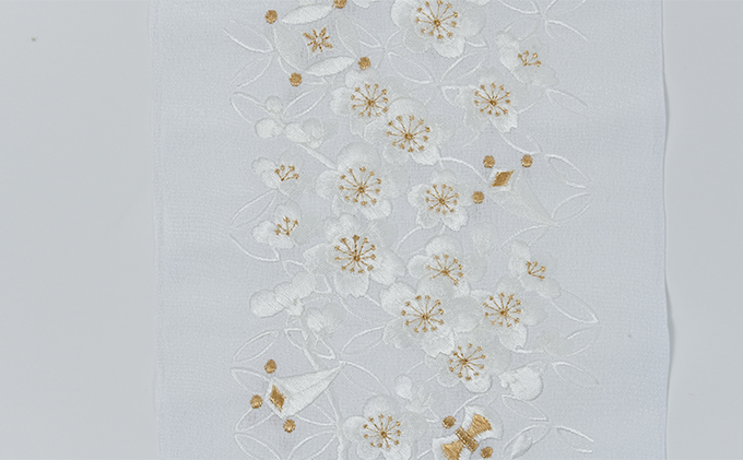 半衿　七宝繋ぎに宝尽くしの柄　ししゅう　白地に白と金の糸 刺繍