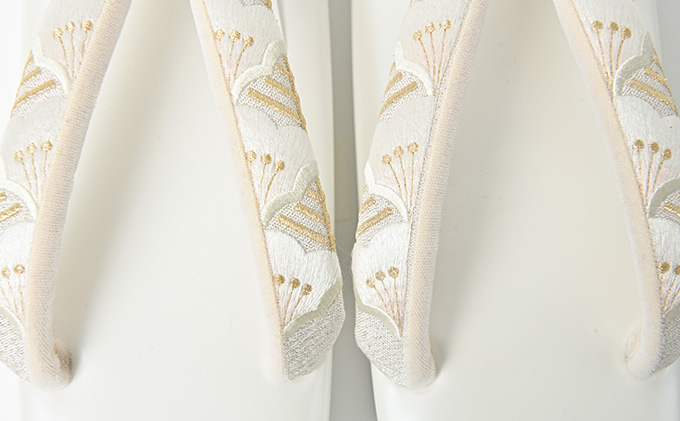 ぞうり　草履　松青海波の刺繍花緒　白　Ｍサイズ　お着物に　きものに