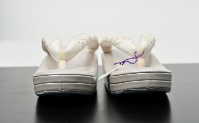 ぞうり　薄グレーの2段の台　小花の刺繍　Ｌサイズ