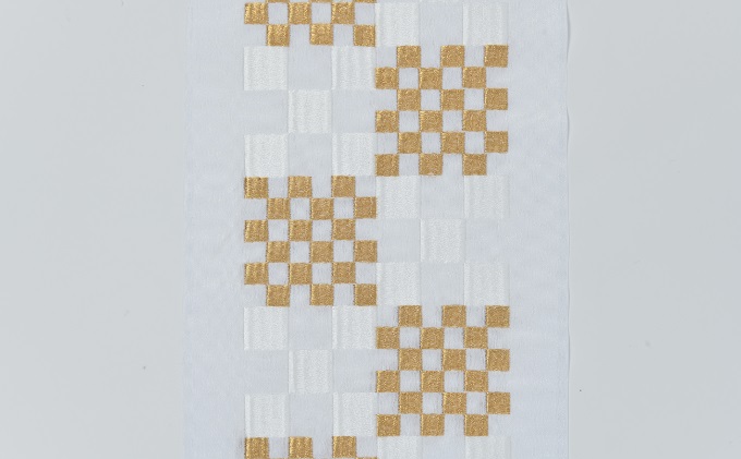 半衿　半襟　白地に白とゴールドの市松柄の刺繍　お着物に