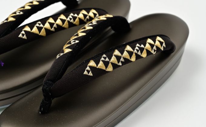 ぞうり　草履　艶消しの黒の台　黒地にゴールドの鱗柄　刺繍の花緒 Lサイズ