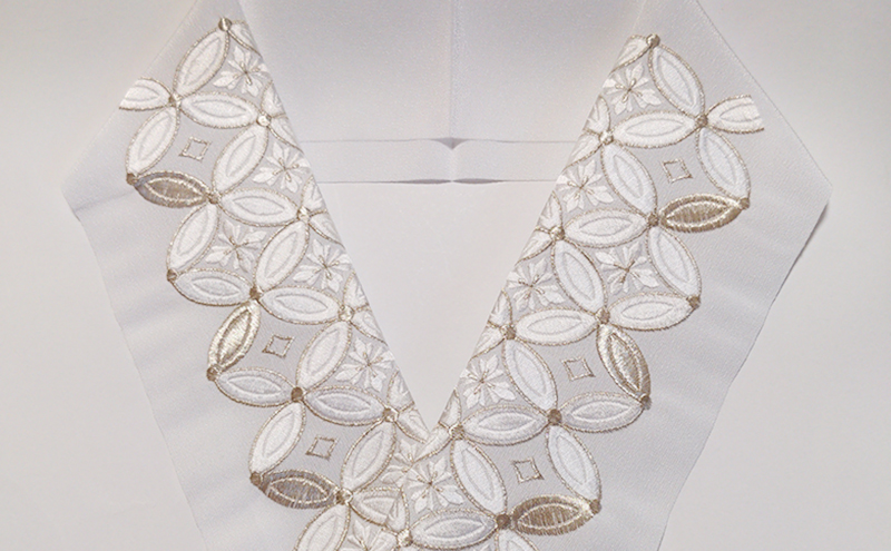 半衿　白地に白とシルバーの七宝繋ぎ柄　刺繍