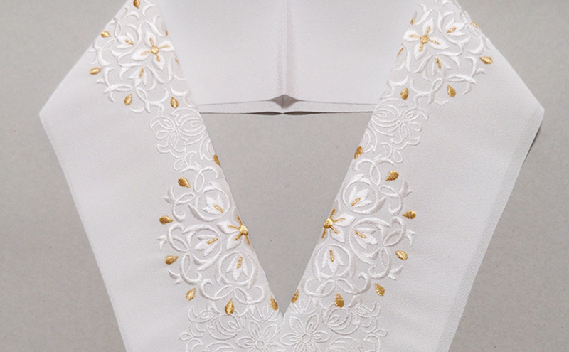 半衿　白地に白とゴールドの華紋柄　刺繍