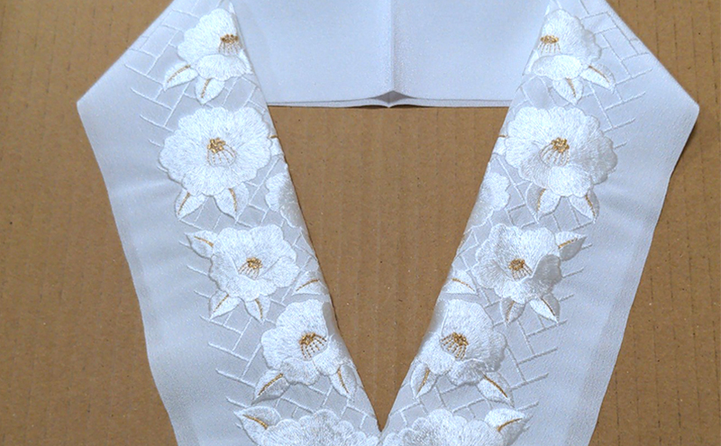 半衿　椿　白地に白とゴールド　刺繍