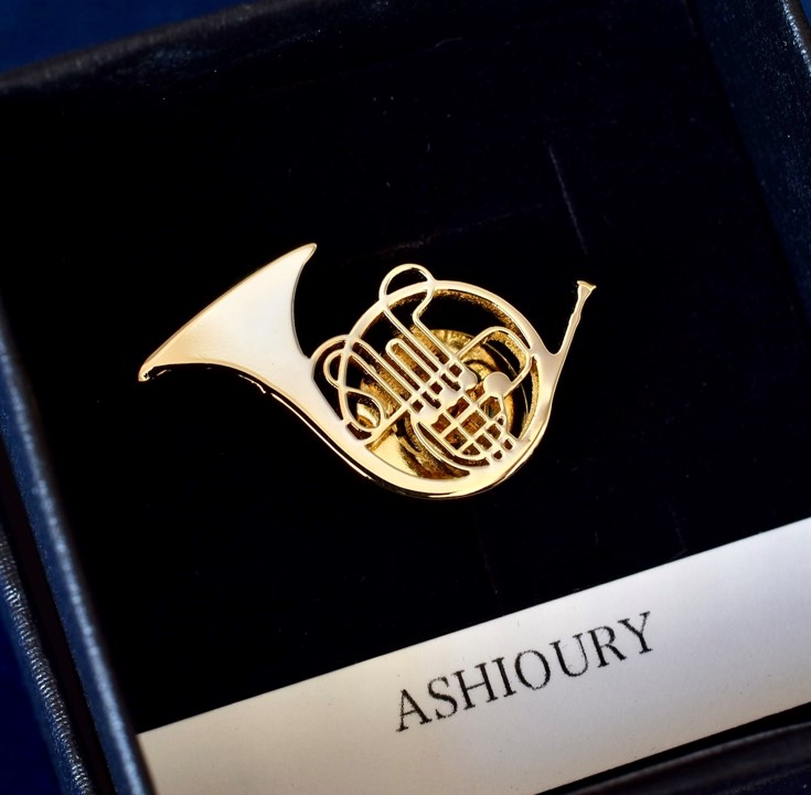 ホルン ピンブローチ K18ゴールドメッキ