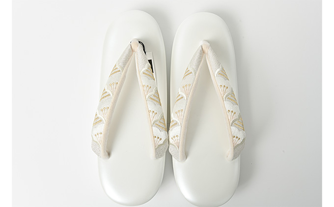 ぞうり　草履　松青海波の刺繍花緒　白　Ｍサイズ　お着物に　きものに