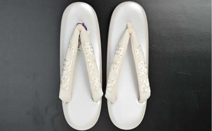 ぞうり　薄グレーの2段の台　小花の刺繍　Ｌサイズ