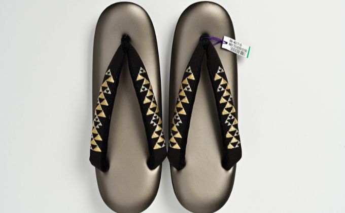 ぞうり　草履　艶消しの黒の台　黒地にゴールドの鱗柄　刺繍の花緒 Lサイズ