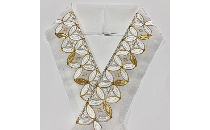 半衿　白地に白とゴールドの七宝繋ぎ柄　刺繍