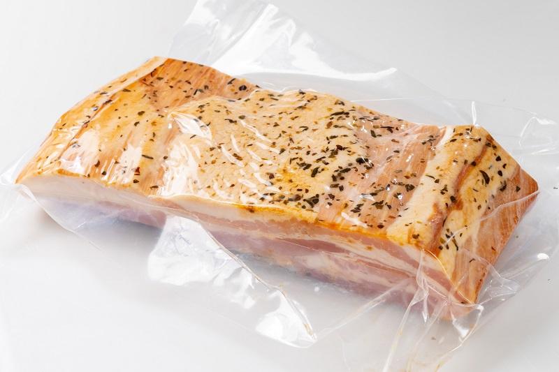 国産豚肉を使用した 塩こうじ特製ベーコン 約600g