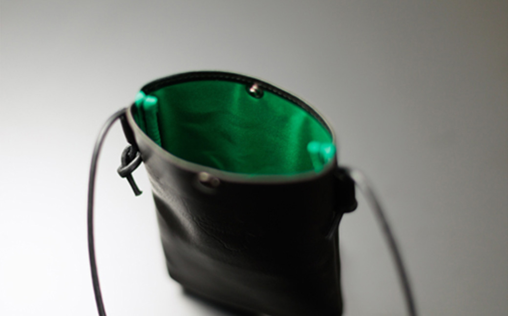 Tajima Cowhide スマホポーチ / ポーチ 大きめサイズ ブラック グリーン 牛革 軽量 経年変化 但馬牛 タジマカウハイド かばん カバン バッグ 鞄