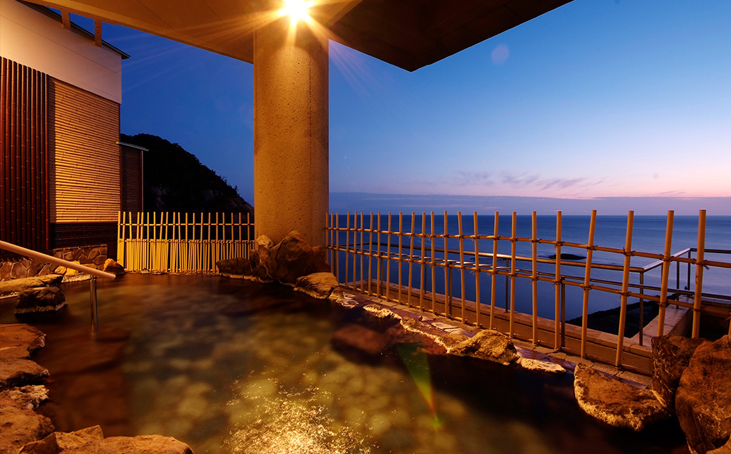 【高島屋選定品】＜ホテル金波楼＞ペア宿泊券（特選但馬牛会席コース）岬の館 和室 / 宿泊券 旅行券 但馬牛 温泉 兵庫県 旅行 トラベル クーポン ホテル 国内旅行 観光 予約 父の日 母の日 敬老の日 ギフト