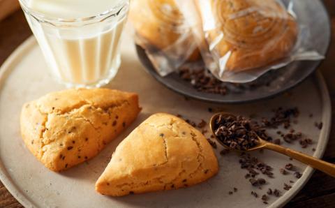 グルテンフリー 低糖質スイーツ カカオニブ入りプロテインスコーン 8個 / スイーツ スコーン 低糖質 ダイエット 朝食 お菓子 焼菓子 糖質オフ 個包装 ギフト（小麦粉・砂糖・トランス脂肪酸・人工甘味料・不使用）【LowCarbHouse 】