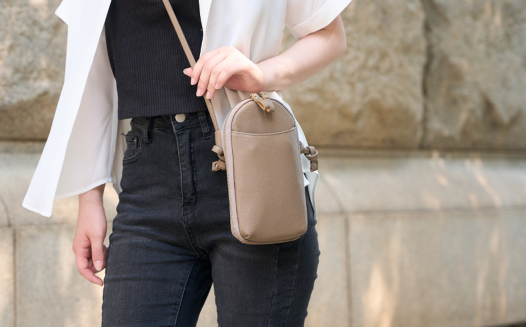 豊岡鞄 TUTUMU Pocket Leather （S4400）トープ / 木和田正昭商店 縦型 ショルダー バッグ 斜めがけ 牛皮革 レディース 大人 おしゃれ シンプル デザイン 無地 モバイルショルダー ポシェット  かばん カバン バッグ