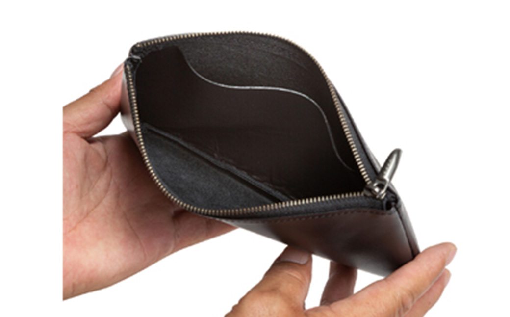 Tajima Cowhide 薄型ポーチ / ポーチ 薄型 仕切り収納 ブラック 牛革 軽量 経年変化 カード 通帳 保険証 文房具 スマホ イヤホン 但馬牛 タジマカウハイド かばん カバン バッグ 鞄