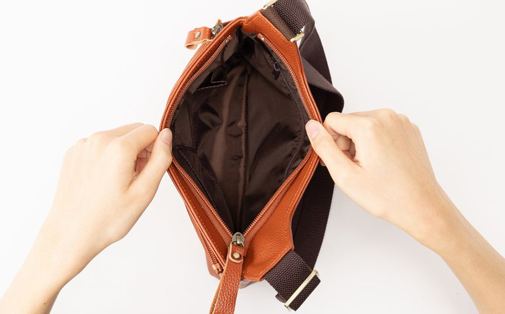 豊岡工房 軽量 牛革ボディショルダーバッグ（4383）キャメル / ショルダーバッグ スリム 大容量 ユニセックス 柔らかい シュリンク牛革 メンズ レディース かばん カバン バッグ 鞄 国産 日本製 小田清株式会社