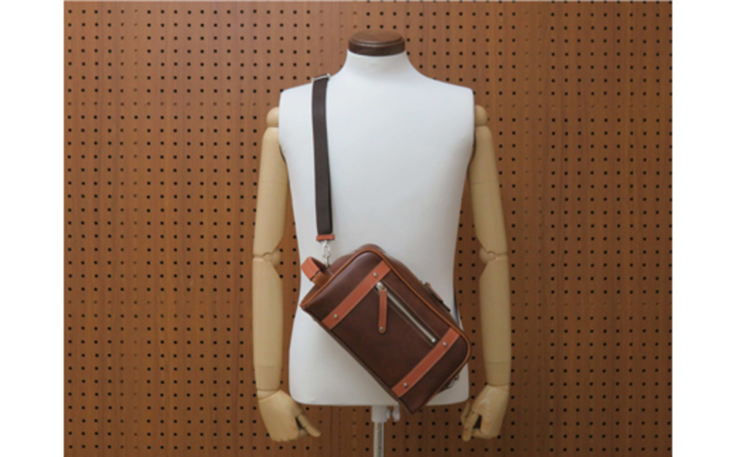 パトリックポーチショルダー (No.3895-22) レッドブラウン / 木和田 ポーチ ショルダーバッグ 2WAYバッグ 収納力 本革 ショルダーベルト付き 底鋲 重厚感 高級 かばん カバン バッグ 鞄 手作り メンズ レディース 日本製