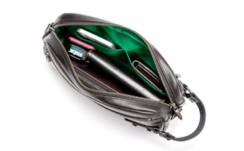 Tajima Cowhide 2Wayポーチ / ポーチ 大きめサイズ 2WAY 肩掛け 手持ち ブラック グリーン 牛革 軽量 経年変化 但馬牛 タジマカウハイド かばん カバン バッグ 鞄