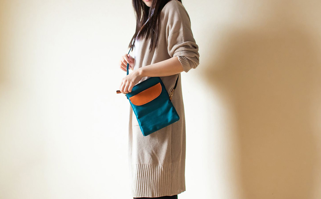 豊岡工房 牛革使い スマホが触れるショルダー（4185）ブルー / ショルダーバッグ スマホをいれたまま操作可能 ナイロン素材 薄マチ 軽量 ポシェット 斜めがけ メンズ レディース かばん カバン バッグ 鞄 国産 日本製 小田清株式会社