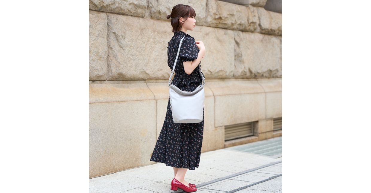 豊岡鞄 TUTUMU colon Rich S4800RI シルバーグレー / 2way ショルダーバッグ トートバッグ 肩掛け 手提げ 軽量 撥水 収納力 B5ノート収納  レディース 高級感 おしゃれ ツヤ感 光沢 エレガント シンプル デザイン 無地 コロン 木和田正昭商店