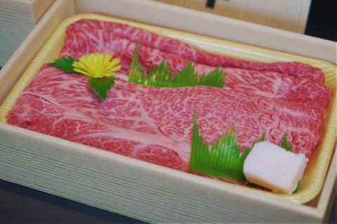 【和灯】「黒田庄和牛」すき焼きお届けセット（肩ロース・上モモ肉600ｇ＋カット野菜＋特製わりした）　40-10