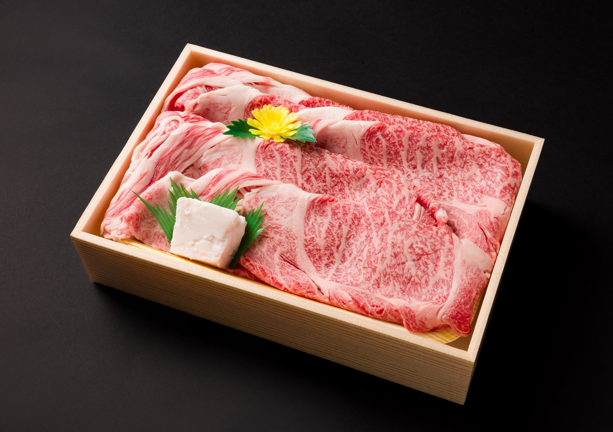 【冷凍便/幻の神戸ビーフ】【最短7営業日発送】黒田庄和牛 すき焼き用肩ロース850g　25-4