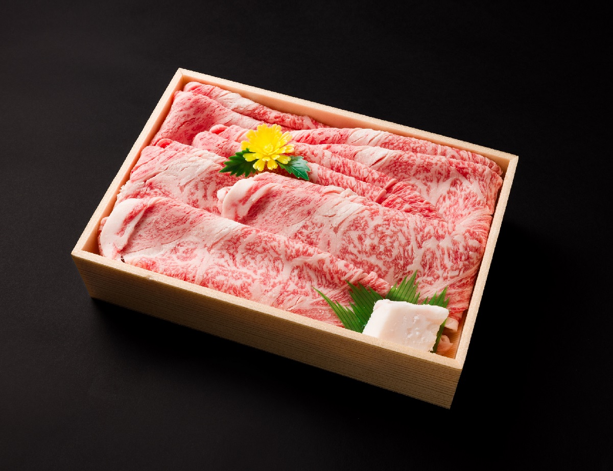 【幻の神戸ビーフ】【最短7営業日発送】黒田庄和牛 すき焼き用 ロース 900g　50-5