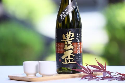 【人気の美酒】 豊盃 こぎん刺し模様（山田錦） 純米大吟醸 1,800ml　27-1