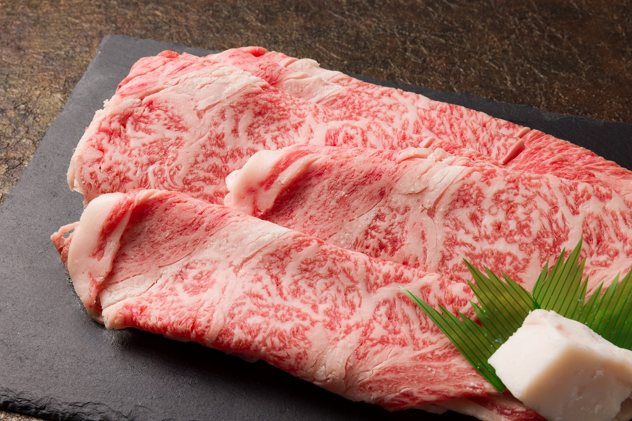 【幻の神戸ビーフ】【最短7営業日発送】黒田庄和牛 すき焼き用 ロース 900g　50-5