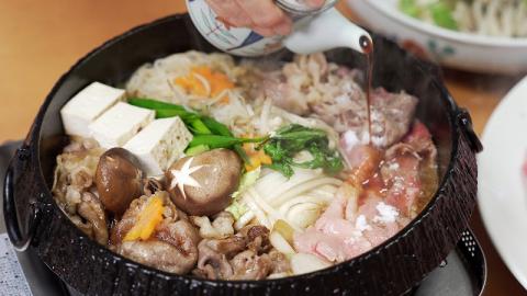 【幻の神戸ビーフ・けんしん亭】　「黒田庄和牛」すき焼きセット 肩ロース400ｇ（野菜・すき焼きのたれ付き） 　44-42