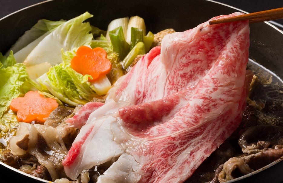 【幻の神戸ビーフ】【最短7営業日発送】黒田庄和牛 すき焼き用 ロース 900g　50-5