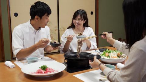 【幻の神戸ビーフ・けんしん亭】　「黒田庄和牛」しゃぶしゃぶセット 極みのリブロース400g（野菜・薬味・ポン酢・ごまだれ付き）　44-43