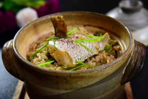 【塩焼き鯛（タイ）・姿焼き】<中>約550g/約35㎝　尾頭付き・縁起物～魚プロ集団が手掛ける自信作　（18-21）