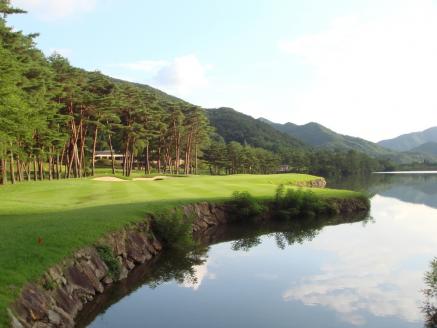 100-9　【パインレークゴルフクラブ】全日1ラウンド《ペア》セルフプレー券（昼食補助券付）