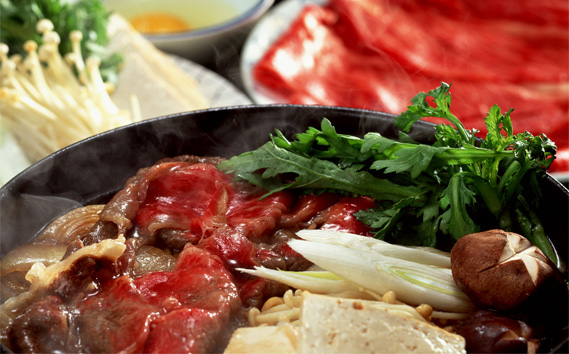 兵庫「牛乃匠」 神戸牛 ビーフ もも肉 すき焼き 400g KWNAL009