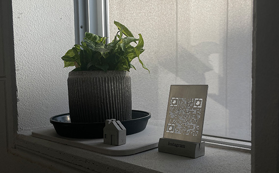 【シルバー】QRコードプレート コンクリートスタンドセット KWNCH017