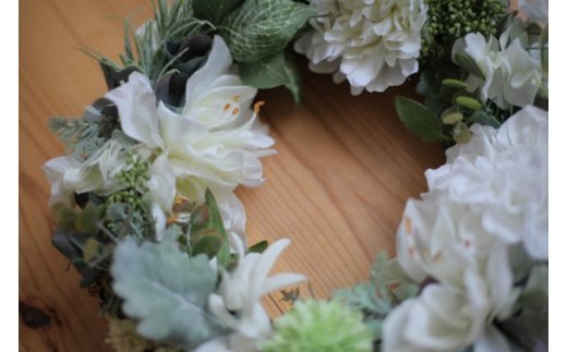 アーティフィシャルフラワーのリース（ホワイト系） KWNBN008