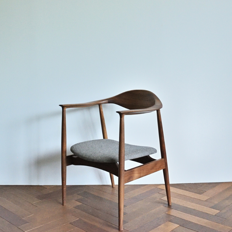 アームチェア ウォールナット グレー インテリア 滑らか スマート 背もたれ フィット 触り心地 柔らか オカモトカグ デザイン オリジナル