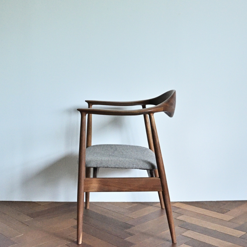 アームチェア ウォールナット グレー インテリア 滑らか スマート 背もたれ フィット 触り心地 柔らか オカモトカグ デザイン オリジナル