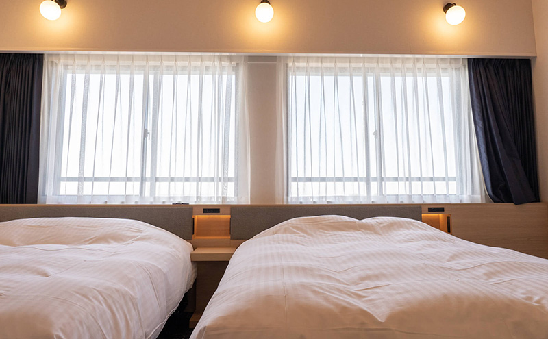 【小野向日葵ホテル】1泊2食 デラックスツインルーム 宿泊チケット ペアチケット 豪華食事つき / 2名様分 クイーンサイズ ベッド 大画面テレビ ゴルフ ゴルフ場銀座