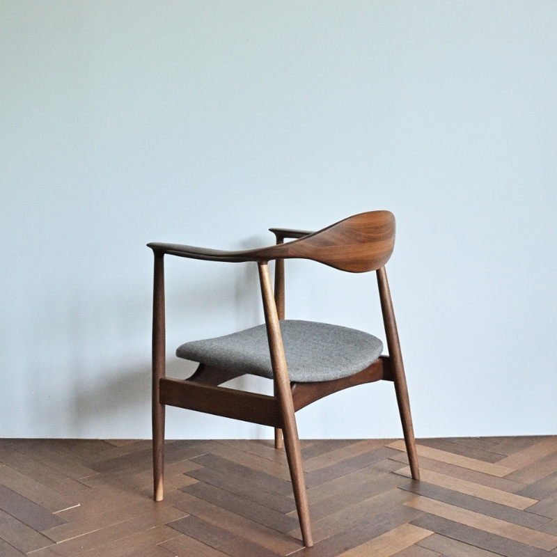 アームチェア ウォールナット グレー インテリア 滑らか スマート 背もたれ フィット 触り心地 柔らか オカモトカグ デザイン オリジナル