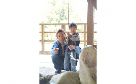 【ふるさと納税】 イワナニジマス釣り ペア バーベキュー食事券 ( イワナニジマス釣り(貸し竿・えさ付き・1尾) / 黒毛和牛・若鶏ペア食事券(黒毛和牛75g・若鶏100ｇ・焼き野菜・しい茸ご飯食べ放題)) 送料無料 兵庫県 三田市 [3d28bae220000]