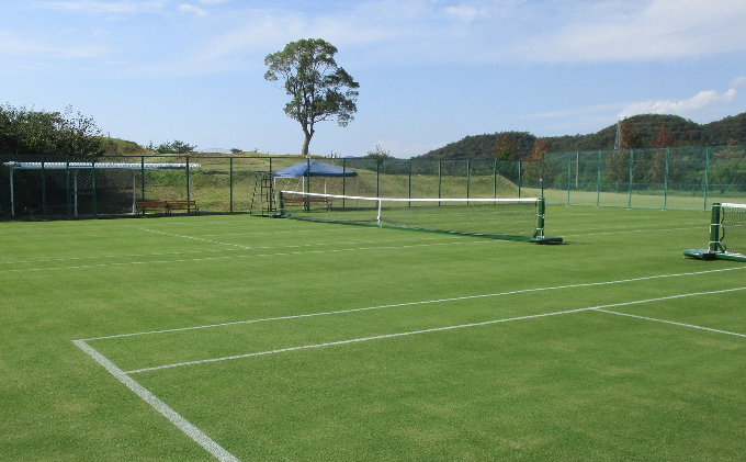 【関西唯一】天然芝テニスコート（1時間）利用券＋テニスボールプレゼント